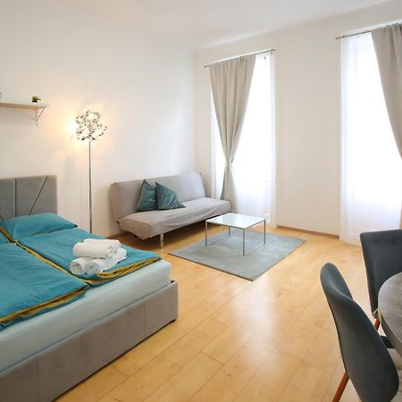 Downtown Bliss Modern Retreat With Free Parking And Fast Internet 600 Mbits Appartement Wenen Buitenkant foto