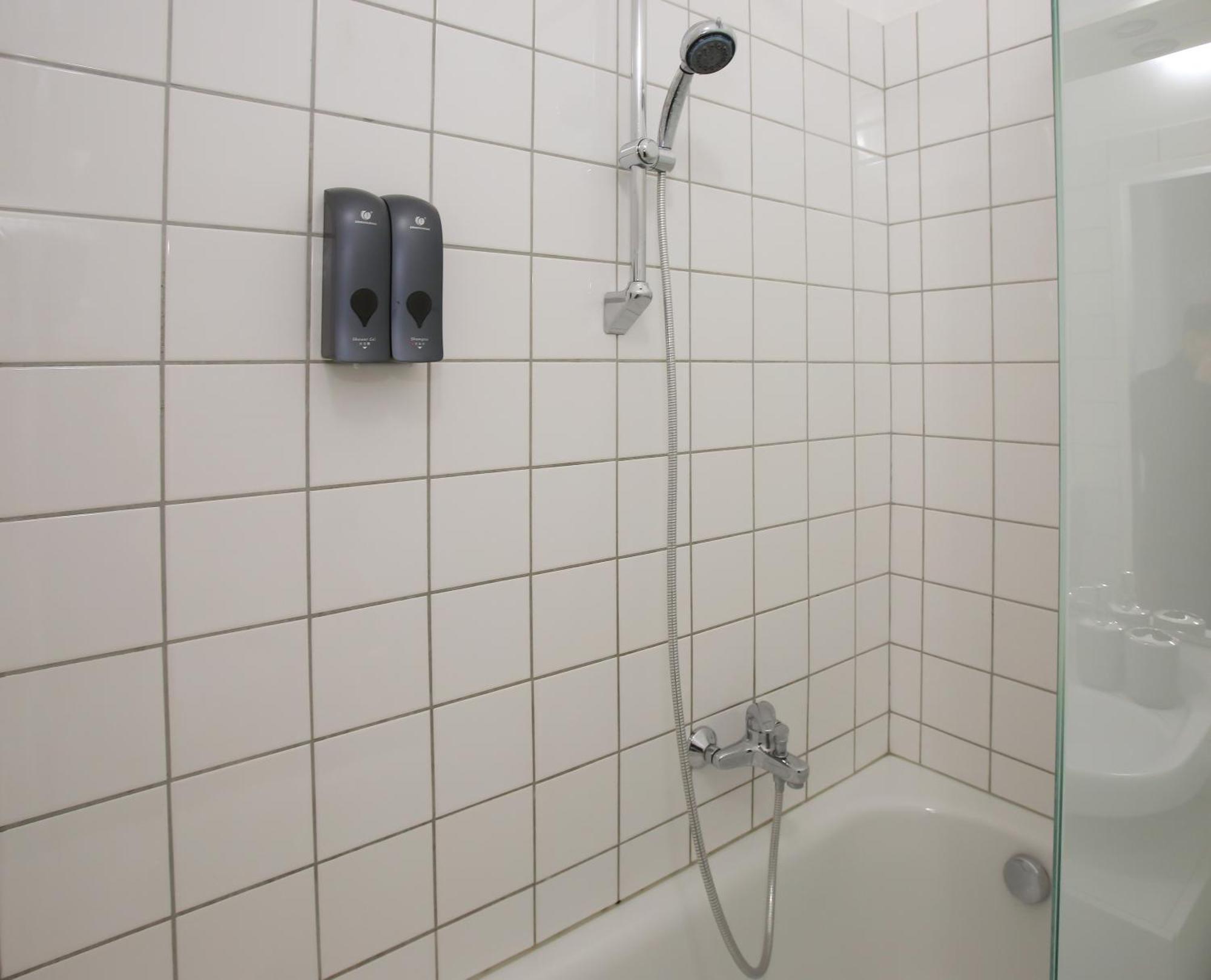 Downtown Bliss Modern Retreat With Free Parking And Fast Internet 600 Mbits Appartement Wenen Buitenkant foto