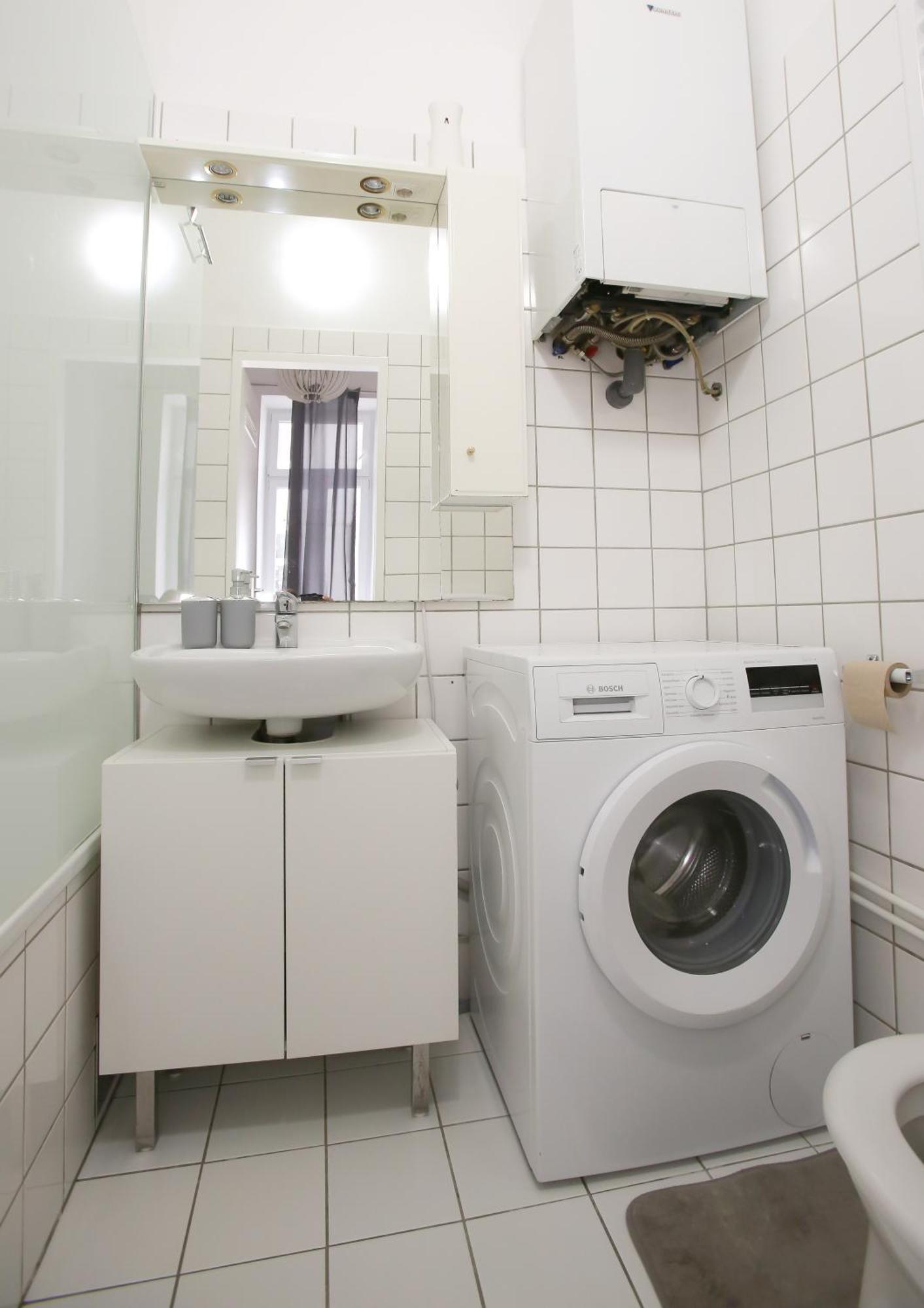 Downtown Bliss Modern Retreat With Free Parking And Fast Internet 600 Mbits Appartement Wenen Buitenkant foto